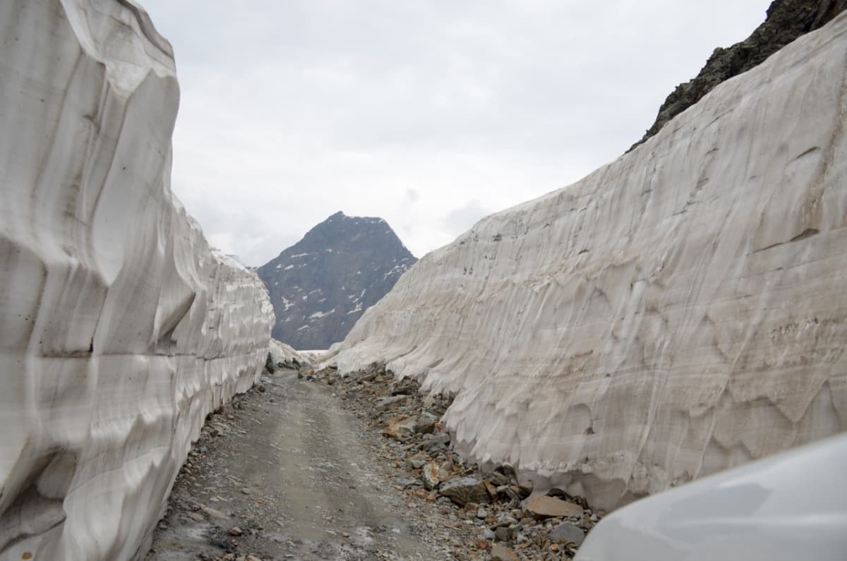 Chandratal Lake: Sleep under the stars at the stunning, high-altitude "Lake of the Moon" (4,300m).