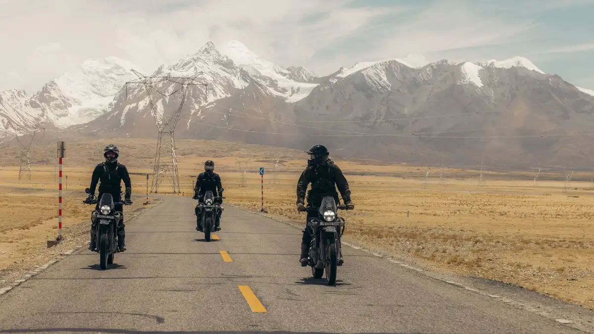 High-altitude riding across the Tibetan Plateau